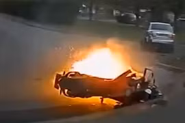 Xe máy bốc cháy dữ dội trên đường sau khi đâm vào ô tô Audi