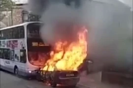 Khoảnh khắc ‘xe ma’ chìm trong biển lửa, đâm vào xe buýt chở học sinh