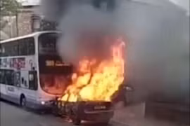 Khoảnh khắc ‘xe ma’ chìm trong biển lửa, đâm vào xe buýt chở học sinh