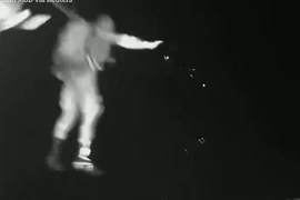 Xem binh sĩ Nga và Syria lao mình khỏi máy bay trong đêm tối