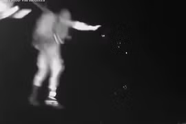 Xem binh sĩ Nga và Syria lao mình khỏi máy bay trong đêm tối