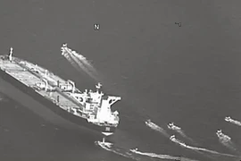 Cả chục xuồng tấn công nhanh Iran vây bắt tàu chở dầu ở Eo biển Hormuz