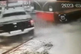 Clip: Ô tô bị hất văng khi băng qua đường sắt thiếu quan sát