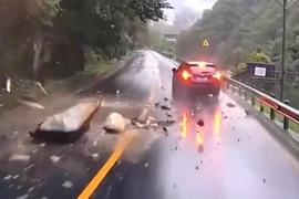 ‘Thần chết’ nặng hàng tấn từ trên núi lao xuống, suýt đè trúng xe ô tô