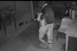 Gã đàn ông đeo mặt nạ lẻn vào nhà bắt cóc bé trai