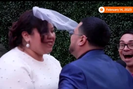 Nhiều cặp đôi tổ chức lễ thành hôn trên Quảng trường Thời đại vào đúng Ngày Valentine