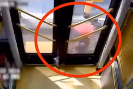 Kẹt chân vào cửa xe buýt, bé gái 6 tuổi bị kéo lê trên đường