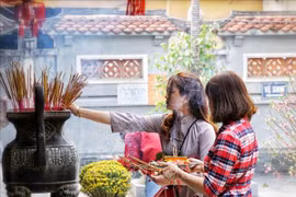 Giới trẻ Hà thành đến chùa Hà cầu duyên đầu năm mới