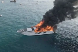 Du thuyền triệu USD bốc cháy dữ dội rồi chìm xuống biển 