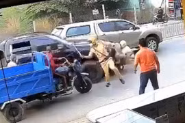 Kinh hoàng khoảnh khắc xe bán tải nghi chở hàng cấm tông thiếu tá CSGT và 2 người khác tử vong
