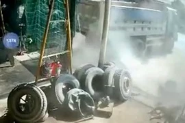 Khoảnh khắc nổ lốp ôtô kinh hoàng khiến 2 người tử vong tại Ninh Bình