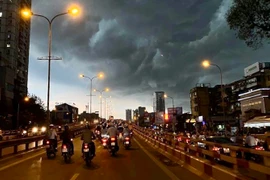 Hà Nội: Mưa giông lớn trút xuống giữa trưa, bầu trời tối sầm