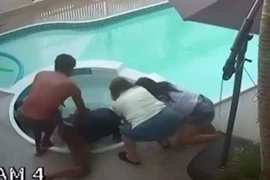 Khoảnh khắc bé gái 8 tuổi mắc kẹt dưới bể bơi trong 85 giây