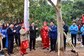 Bí thư Thành ủy Đinh Tiến Dũng phát động Tết trồng cây tại quận Hoàng Mai