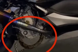 Khoảnh khắc phát hiện con rắn dài 2,4m đang trườn trong xe máy