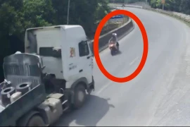 Vượt ẩu, xe đầu kéo gây tai nạn chết người