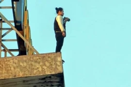 Nghẹt thở khoảnh khắc giải cứu cô gái định nhảy từ tầng thượng chung cư