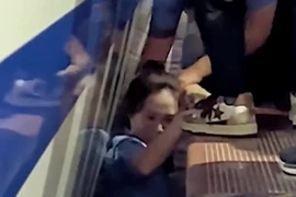 Nữ nhân viên đường sắt cứu sống em bé 1 tuổi ngã xuống đường ray