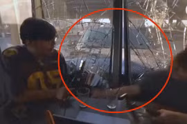 Khoảnh khắc ô tô vượt đèn đỏ, lao vào quán cà phê