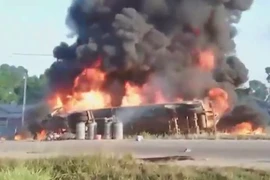 Xe bồn phát nổ, ít nhất 15 người 'hôi xăng' thiệt mạng