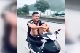 Dùng chân lái xe máy, nam thanh niên bị triệu tập