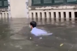 Những khoảnh khắc hài hước trong trận mưa sáng 28/9