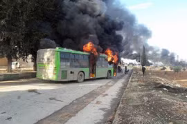 Syria: Đoàn xe sơ tán dân Aleppo đến Idlib bị phiến quân tấn công 