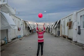 Một em bé Syria mất mạng khi đang xếp hàng nhận viện trợ