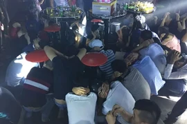 "Đột kích" quán bar Diamond, bắt quả tang hàng trăm thanh niên quay cuồng trong tiếng nhạc chát chúa