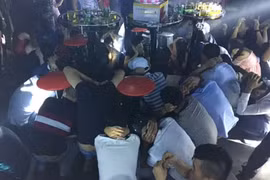 "Đột kích" quán bar Diamond, bắt quả tang hàng trăm thanh niên quay cuồng trong tiếng nhạc chát chúa