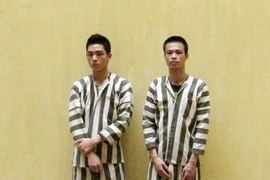 Ngang nhiên mang dao đi thu tiền bến bãi