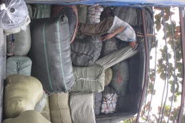 Bắt giữ xe tải chở hàng tấn quần áo nhập lậu