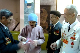 Gặp mặt các chiến sĩ cách mạng bị địch bắt, tù đày tại Hỏa Lò