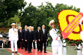 Lãnh đạo Đảng, Nhà nước tưởng niệm các anh hùng liệt sỹ