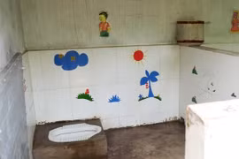 Không thể coi nhà vệ sinh trường học là "công trình phụ"