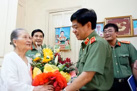 Giám đốc CATP thăm và chúc sức khỏe gia đình đồng chí Phạm Tâm Long