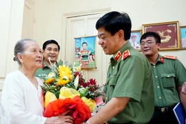 Giám đốc CATP thăm và chúc sức khỏe gia đình đồng chí Phạm Tâm Long