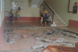 'Hố tử thần' đón lõng, dân chung cư Đồng Tầu sống trong sợ hãi