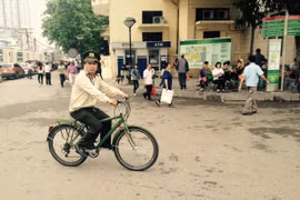 "Nhân" mô hình nhân viên bảo vệ đạp xe tuần tra tại bệnh viện Bạch Mai