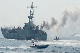 5 tàu chiến Iran bao vây và bắn cảnh cáo một tàu chở dầu Singapore