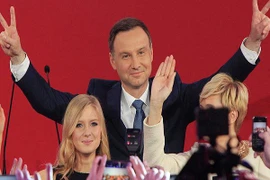 Tân tổng thống Ba Lan rời khỏi đảng đã "nâng cánh" mình