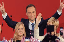 Tân tổng thống Ba Lan rời khỏi đảng đã "nâng cánh" mình