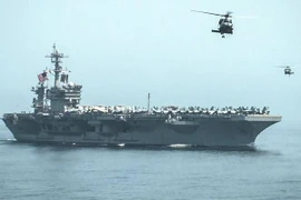 Tàu chiến Mỹ hộ tống tất cả tàu Anh và Mỹ qua eo biển Hormuz