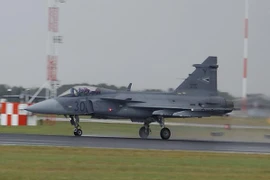 Máy bay chiến đấu Hungary hạ cánh chệch đường băng tại Séc