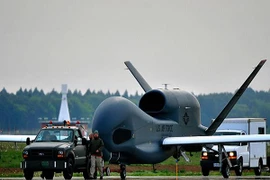 Trung Quốc sẽ bắn hạ UAV Global Hawk của Mỹ giám sát Biển Đông?