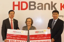 HDBank dành 1,2 tỷ đồng tặng nhà tình thương và thẻ BHYT