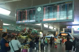 Phi công AirAsia bị cúm hàng loạt, hàng trăm hành khách qua đêm ở sân bay