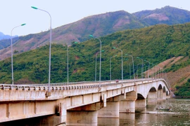 Dải lụa vắt qua dòng nước xiết