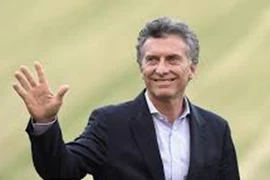 Tân Tổng thống Argentina phát tiền cho dân nghèo