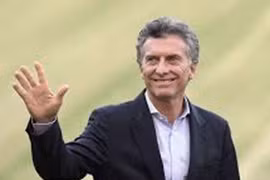 Tân Tổng thống Argentina phát tiền cho dân nghèo